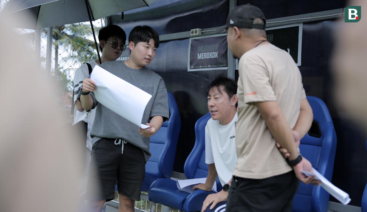Mantan pelatih Timnas Indonesia, Shin Tae-yong membaca naskah saat melakukan syuting film Ghost Soccer: Bola Mati yang berlangsung di Cisalak, Subang, Jawa Barat pada Minggu (19/01/2025). (Bola.com/Rivo Falah Naufal)