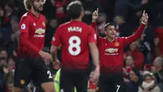 Striker Manchester United, Alexis Sanchez (kanan) berselebrasi usai mencetak gol pada menit ke-90 ke gawang Newcastle United pada lanjutan Liga Inggris di stadion Old Trafford (6/10). MU menang tipis atas Newcastle 3-2. (AP Photo/Jon Super)