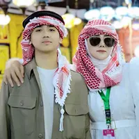 Penyanyi yang juga anggota DPR, Mulan Jameela membagikan kabar bahagia. Melalui akun instagramnya, istri Ahmad Dhani itu membagikan kabar putranya mendapatkan beasiswa kuliah ke luar negeri. Selama ini jarang tersorot, potretnya Daffy anak kedua Mulan yang ganteng dan berprestasi. [Instagram/mulanjameela1]