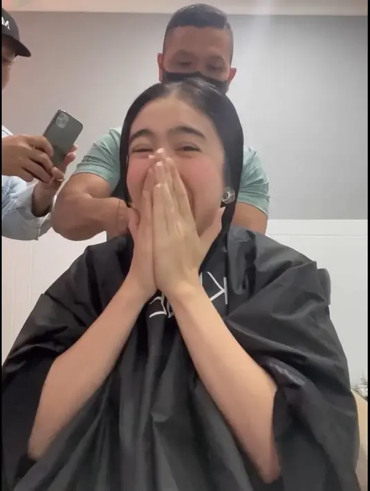 Meski sempat grogi hingga tak menutup mata tak mau melihat ke cermin, Febby senang melihat hasilnya. "Aku percaya diri mengguncang tampilan baru ini!," lanjut Febby.  [Instagram/febbyrastanty]