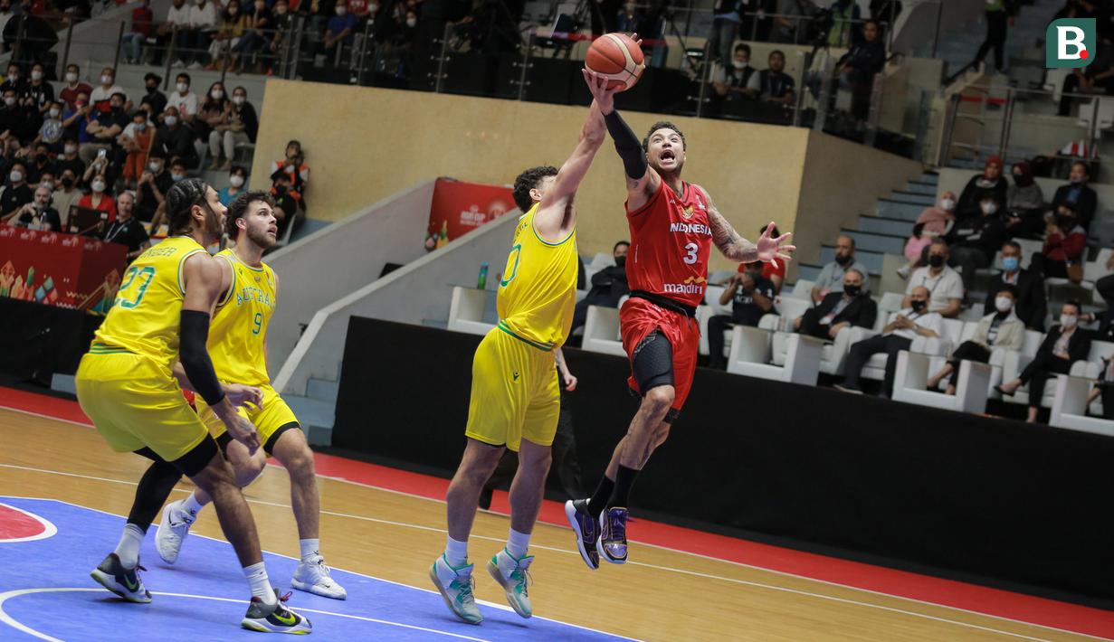 Timnas Basket Indonesia berhadapan dengan juara bertahan Australia di matchday ketiga. Mereka terlihat kesulitan melawan tim yang berjuluk The Boomers tersebut. (Bola.com/Bagaskara Lazuardi)