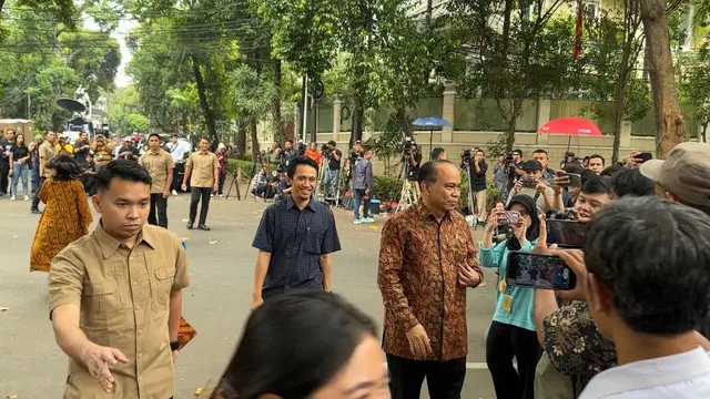 Menteri Komunikasi dan Informatika (Menkominfo) Budi Arie Setiadi menyambangi kediaman Presiden Terpilih Prabowo Subianto di Jalan Kertanegara, Jakarta Selatan, Selasa (15/10/2024) (Liputan6.com/Nanda Perdana Putra)