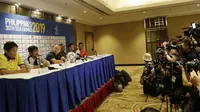 Pelatih Timnas Indonesia U-22, Indra Sjafri, bersama pelatih dari Grup B lainnya saat jumpa pers di Hotel Century Park, Manila, Minggu (24/11). Cabang sepak bola SEA Games 2019 akan mulai bertanding Senin (25/11). (Bola.com/M Iqbal Ichsan)