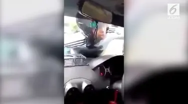 Aksi nekat dilakukan seorang pria saat diputusi pacarnya. Karena tak terima, ia memanjat mobil sang pacar sambil merengek-rengek. Ini dilakukan agar si pacar tak memutuskannya secara sepihak.