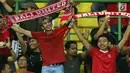 Suporter tim Serdadu Tridatu membentangkan syal jelang menyaksikan laga Persija melawan Bali United di Stadion Patriot Candrabhaga, Bekasi, Minggu (21/5). Laga kedua tim berakhir imbang 0-0. (Liputan6.com/Helmi Fithriansyah)