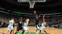 Guard Chicago Bulls, Dwyane Wade, berusaha memasukkan bola ke jaring lawan saat menghadapi Boston Celtics pada gim kelima babak pertama playoff NBA 2017 Wilayah Timur di TD Garden, Boston, Rabu (26/4/2017). (NBA)