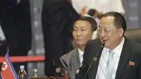 (depan) Menteri Luar Negeri Korea Utara Ri Yong-ho (AP)