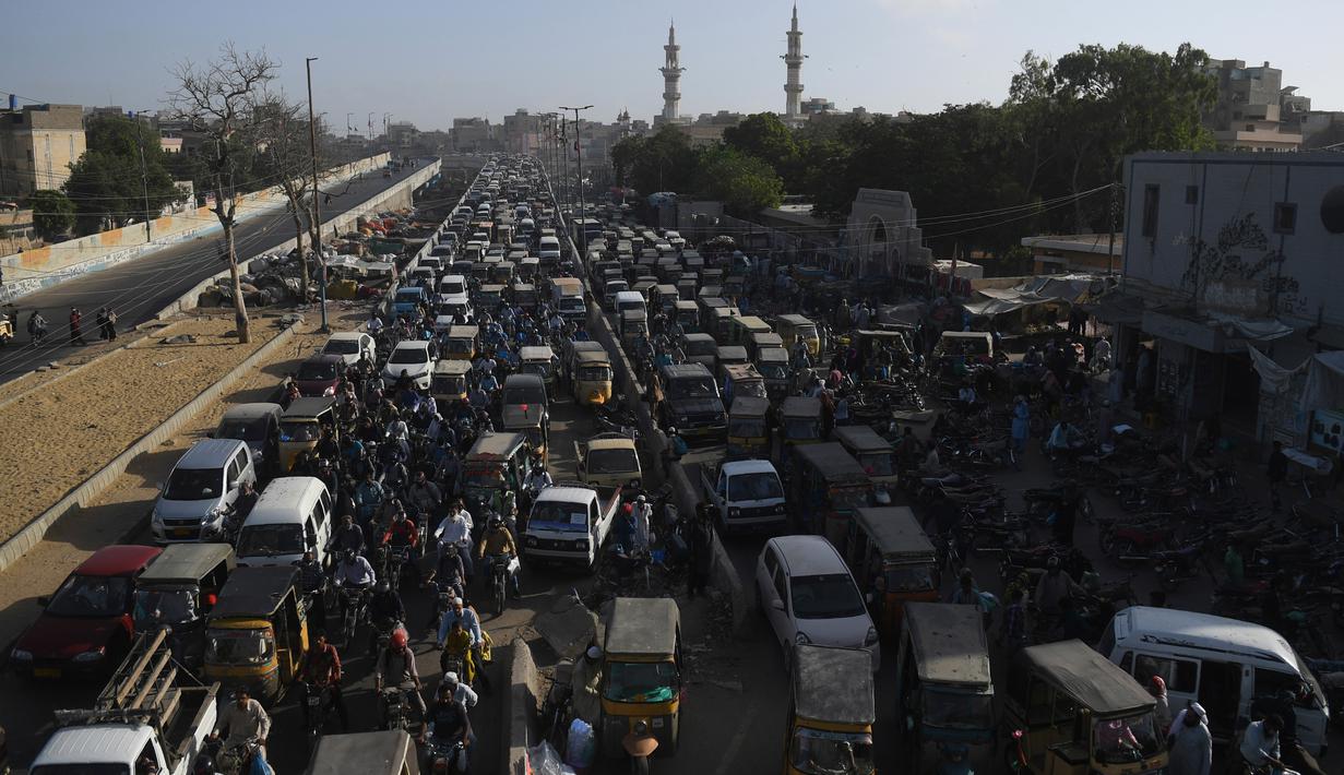 Kemacetan lalu lintas di jalan setelah pemerintah melonggarkan penguncian nasional (lockdown) di Karachi, Senin (18/5/2020). Pelonggaran dilakukan kendati Pakistan mengalami kenaikan jumlah orang yang terinfeksi virus corona sejak lockdown diberlakukan. (Asif HASSAN/AFP)