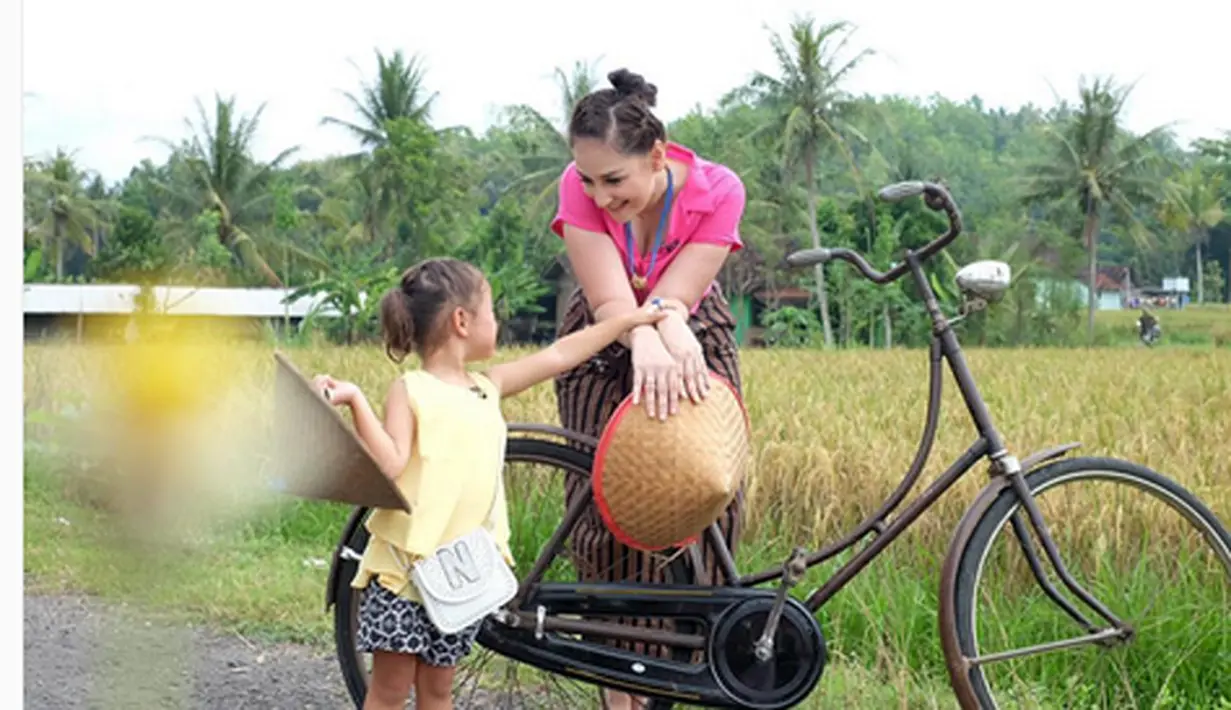 Libur panjang banyak yang dimanfaatkan untuk berlibur. Banyak selebriti Indonesia yang memanfaatkan long weekend ke luar negeri. Sedangkan Mona Ratuliu dan anak memanfaatkan wisata desa. (via Instagram/monaratuliu)