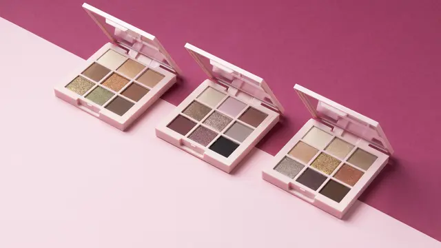 Eyeshadow dengan bentuk powder sangat direkomendasikan untuk pemula