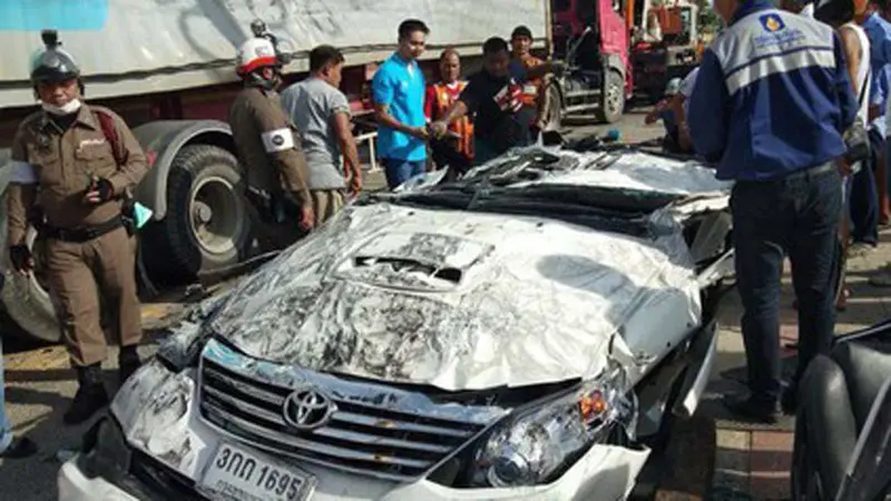 Tertimpa Kontainer, Toyota Fortuner Ini Rata dengan Tanah