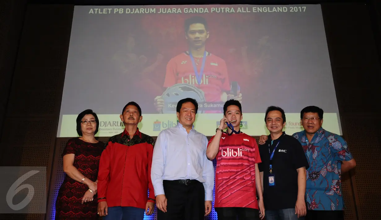 Pebulutangkis Kevin Sanjaya Sukamuljo (keempat kiri) berpose bersama usai penyerahan bonus juara All England 2017, Jakarta, Rabu (22/3). Pebulutangkis Ganda, Kevin Sanjaya/Marcus F Gideon meraih juara All England 2017. (Liputan6.com/Helmi Fithriansyah) 