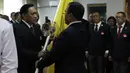 Ketua Umum Pengurus Pusat PBVSI, Imam Sudjarwo, menerima bendera saat pengukuhan dan pelantikan di Gedung KONI, Jakarta, Kamis (28/2). Imam Sudjarwo terpilih kembali sebagai ketua untuk periode 2018-2022. (Bola.com/Yoppy Renato)