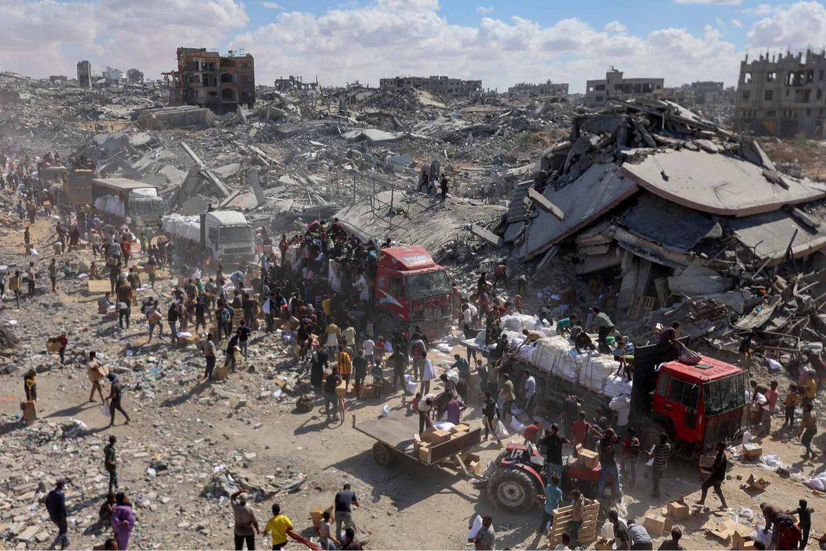 FOTO: Di Tengah Gencatan Senjata, Warga Gaza Berebut Bantuan Bahan Makanan untuk Bertahan Hidup