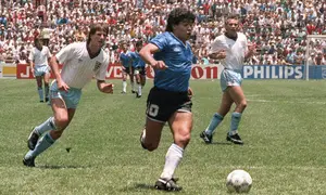Diego Maradona pernah kedapatan dopping pada Piala Dunia 1994. Dirinya langsung dipulangkan setelah terbukti positif menggunakan varian efedrin, stimulan yang dilarang oleh FIFA. 3 tahun sebelum ini, dirinya juga dilarang bermain selama 15 bulan karena terbukti menggunakan kokain. (Foto: AFP/Staff)