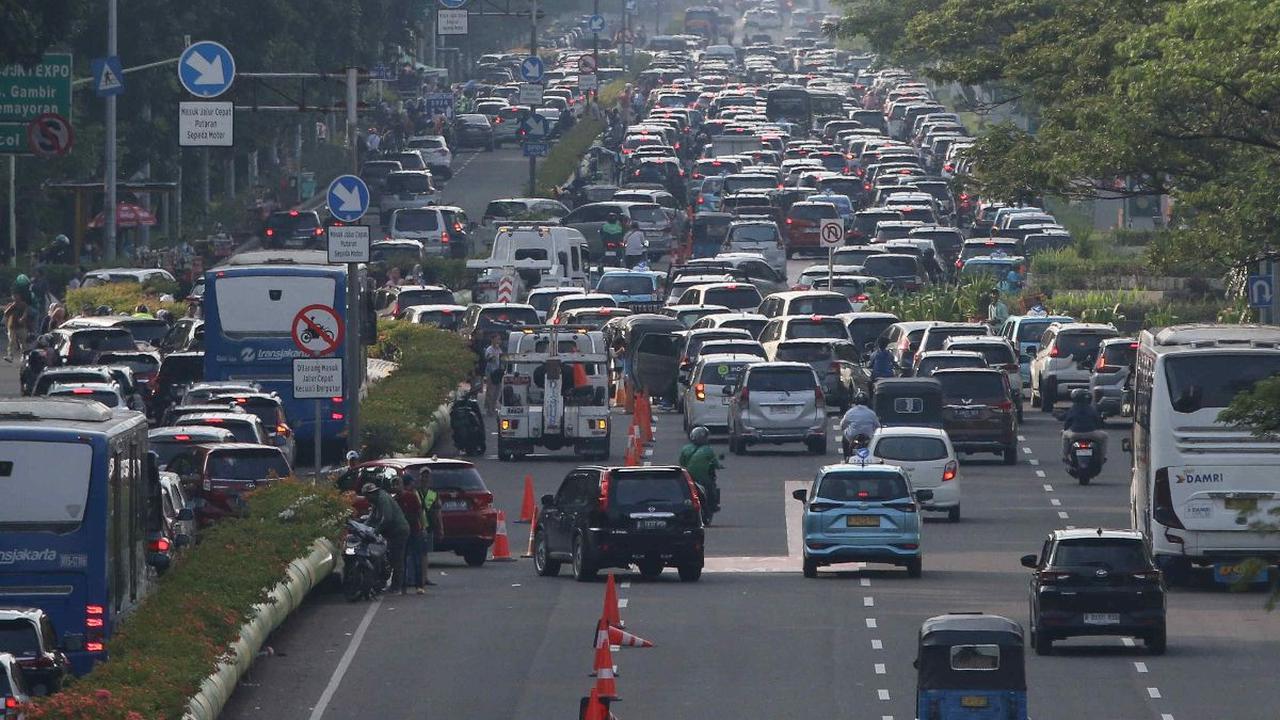 Suasana kemacetan yang mengular di Jalan Benyamin Sueb, Kemayoran, Jakarta, Minggu (30/6/2024). Kepadatan kendaraan ini terjadi di sekitar pintu masuk Jakarta International Expo (JIExpo) Kemayoran yang menjadi venue Pekan Raya Jakarta (PRJ) atau Jakarta F