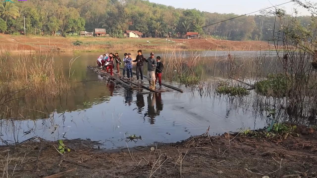 Melihat Kehidupan Warga di Pinggiran Bandung, Moda Transportasinya Pakai Rakit