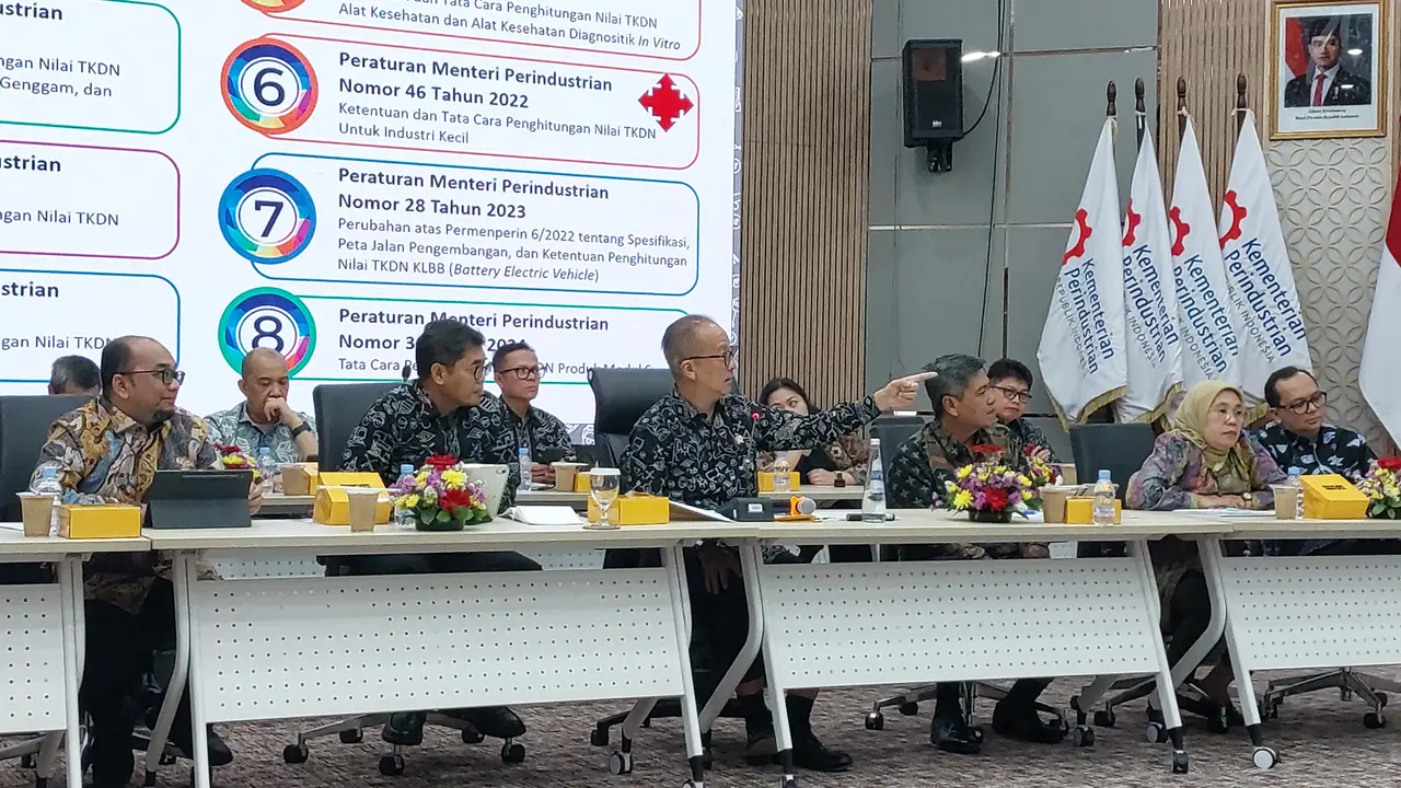 Menteri Perindustrian Agus Gumiwang Kartasasmita