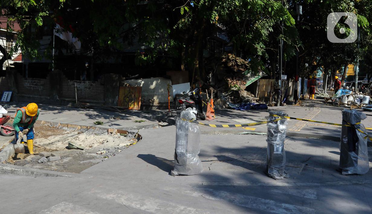 Revitalisasi trotoar tersebut juga guna memberikan kenyamanan bagi pejalan kaki. (Liputan6.com/Herman Zakharia)