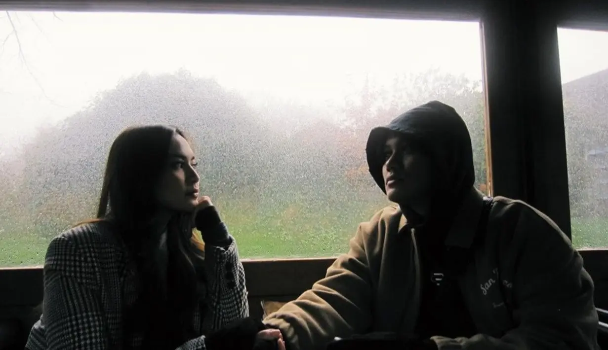 Tidak hanya berdua, keluarga Rizky Febian, termasuk sang ayah dan ketiga adiknya turut ikut pergi keliling Eropa. Mahalini pun tak masalah, lantaran sudah sangat dekat dengan keluarga Rizky Febian