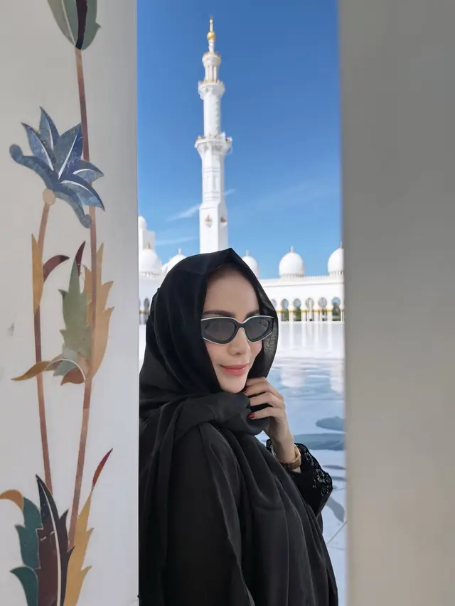 Potret Santun Momo Geisha Kunjungi Masjid Agung Dubai, Pakai Kerudung Hitam dan Tenteng Tas Hermes Rp600 Jutaan