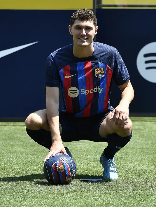 <p>Bek baru Barcelona, Andreas Christensen tersenyum saat berpose dengan jersey barunya selama upacara presentasinya di tempat latihan Joan Gamper di Sant Joan Despi, dekat Barcelona (7/7/2022). (AFP/Pau Barrena)</p>