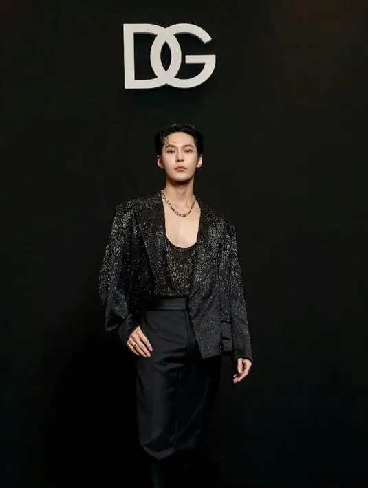 Kedua bagian tersebut banyak dihias dengan detail kristal, juga dalam warna hitam, yang memberikan tampilan akhir yang berkilau pada pelantun lagu “Perfume” tersebut. [X/@ddoingxo]