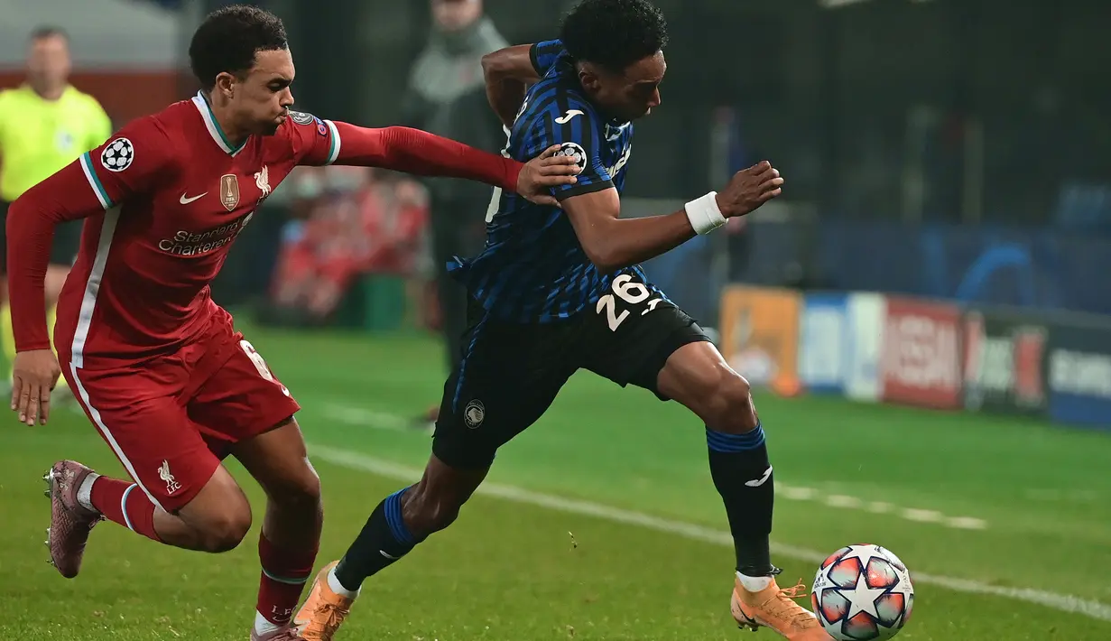 Bek Liverpool, Trent Alexander-Arnold, berebut bola dengan bek Atalanta, Johan Mojica, pada laga lanjutan Liga Champions 2020/2021 di Gewiss Stadium, Rabu (4/11/2020) dini hari WIB. Liverpool menang 5-0 atas Atalanta. (AFP/Miguel Medina)