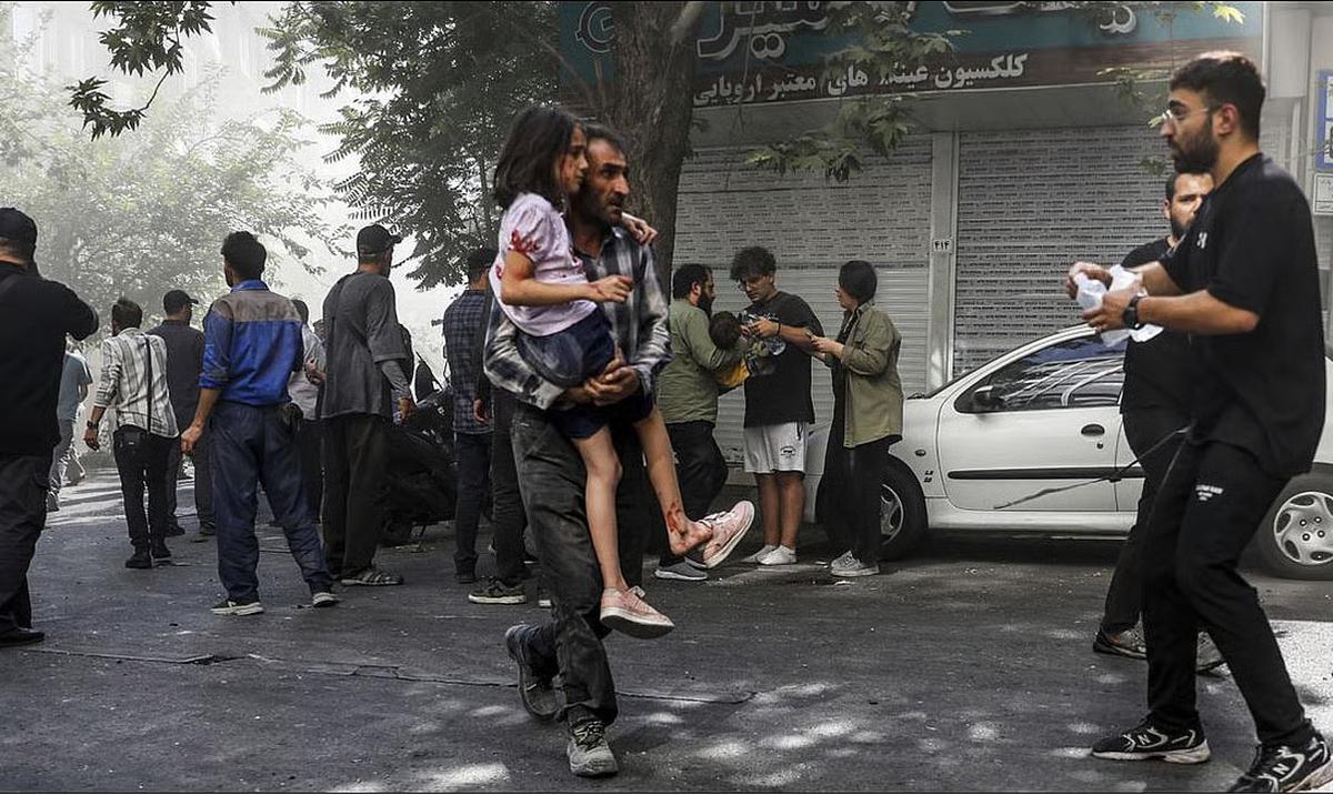 warga iran saat serangan israel