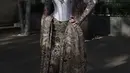 Pesona glamor Yasmin lainnya ditunjukkan dengan kebaya abu-abu berlapis korset silver. Dipadu dengan ball skirt Batik prada yang mewah [@yasminnapper]
