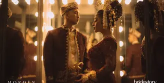 Jumat (16/10/2020), Nikita Willy dan Indra Priawan melangsungkan prosesi akad nikah di kediaman Niki di kawasan Jatiwaringin, Jakarta Timur. Suasana kekeluargaan makin terasa hangat dengan nuansa adat Minang yang kental. (Instagram/thebridestory)