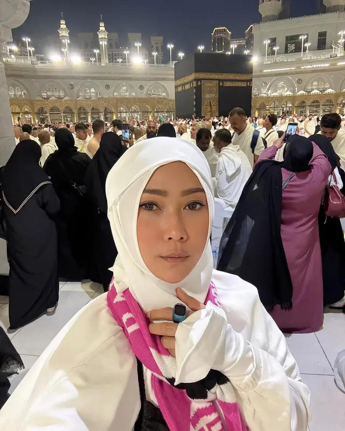 Inul Daratista Tak Mudik Tahun Ini, Diwakili Suami Lakukan Tradisi Berbagi di Kampung Halaman