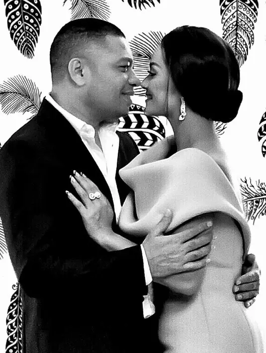 "Bagi saya, di meja makan itu bisa menjadi awal kita berbicara banyak. Saya bersyukur dikasih keluarga yang begitu mencintai dan teman-teman yang memperhatikan, anak-anak yang sehat," ujar Krisdayanti. (Instagram/krisdayantilemos)