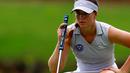 Linn Grant dari Swedia bersiap untuk memukul bola ke lubang kesembilan selama putaran kedua turnamen golf wanita AS Terbuka di Shoal Creek, Ala (1/6). (AP Photo / Butch Dill)
