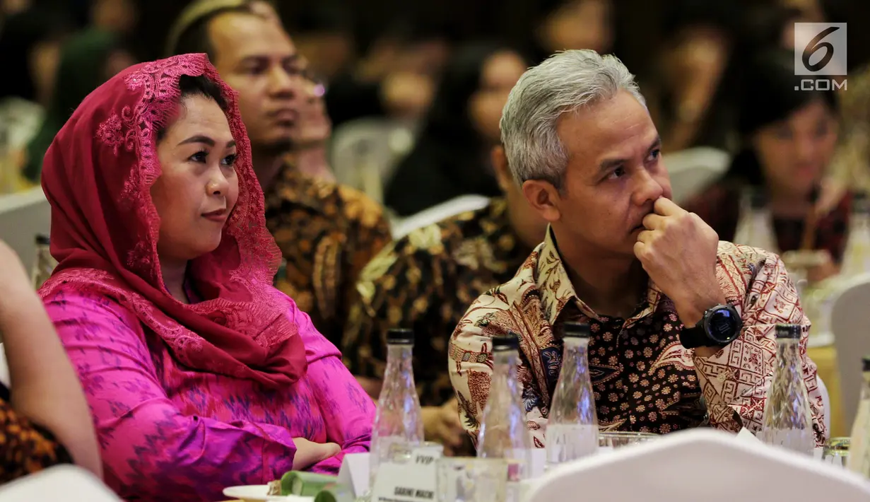 Gubernur Jateng Ganjar Pranowo (kanan) bersama Co-Founder Wahid Fondation Yenny Wahid saat menghadiri Forum Nusantara bersama UN Women, Jakarta, Jumat (8/2). (Liputan6.com/JohanTallo)
