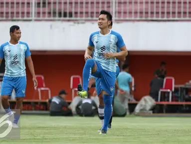 Kapten Gresik United Agus Indra Kurniawan (tengah) memimpin latihan uji lapangan jelang laga Piala Presiden 2017 di Stadion Maguwoharjo, Sleman, Jumat (3/2). Gresik United akan berhadapan dengan Mitra Kukar, Sabtu (4/2). (Liputan6.com/Helmi Fithriansyah)