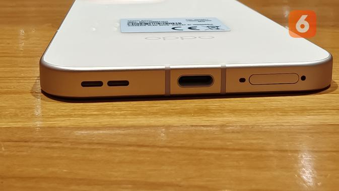 Puerto USB-C, altavoz y ranura para tarjeta SIM. (Liputan6.com/Yuslianson)
