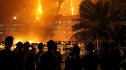 Sejumlah orang berkumpul melihat kebakaran yang melanda gedung apartemen mewah di Ajman, Uni Emirat Arab (UEA), Senin (28/3). Insiden kebakaran kali ini adalah yang ketiga selama Februari 2015 sampai saat ini. (REUTERS/Stringer)