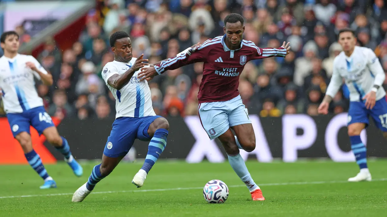 Pemain Aston Villa Nicolas Jackson (tengah) berebut bola dengan pemain Manchester City Marc Guehi