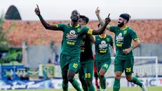 Persebaya Surabaya memastikan diri lolos ke semifinal setelah mengalahkan Madura United dengan skor 4-2. Bintang pada laga tersebut adalah Makan Konate. Pemain asal Mali kelahiran 10 November 1991 berhasil catatkan namanya di papan skor sebanyak dua kali. (Liputan6.com/IG/@officialpersebaya)