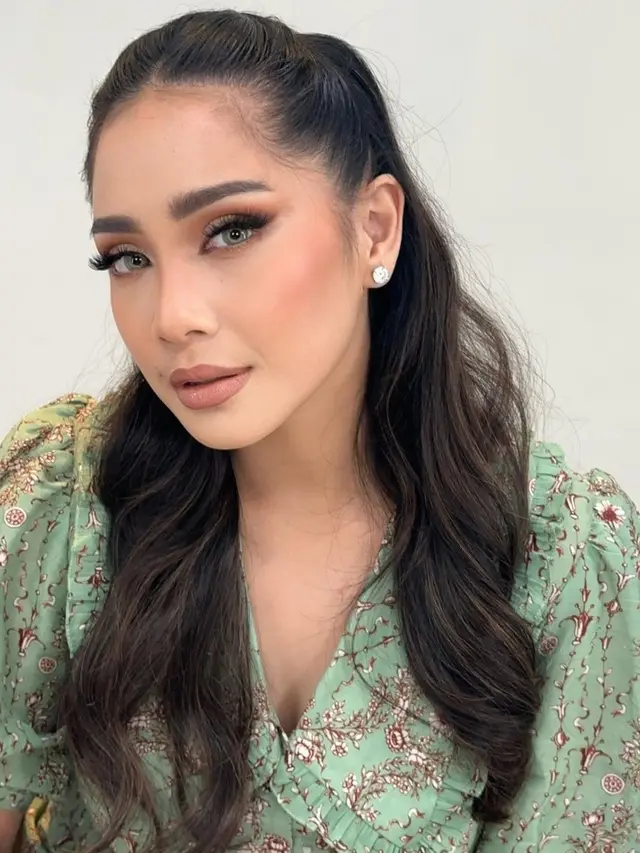 Potret Nagita Slavina dengan makeup bold disebut mirip Tasya Farasya