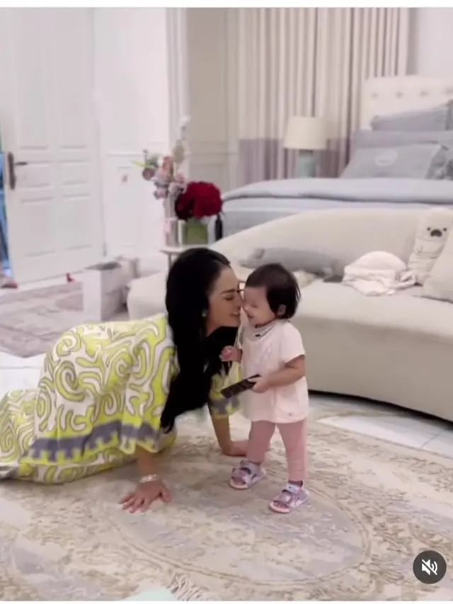Krisdayanti main bareng sang cucu Ameena saat buka puasa bersama (Foto: Instagram krisdayantilemos)