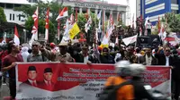 Massa pendukung Prabowo-Hatta masih konsisten mengawal sidang lanjutan gugatan hasil Pilpres di MK, Senin (18/8/14). (Liputan6.com/Miftahul Hayat)
