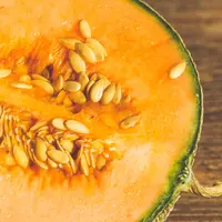 Wajah glowing dengan masker melon. (Pexels.com/Susanne Jutzeler).