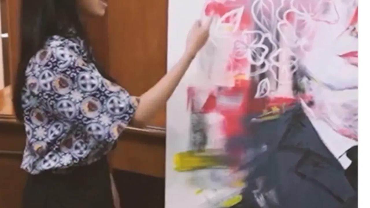 Momen itu terjadi saat Jenderal Sigit diberi lukisan berwajahnya oleh peserta Police Art Festival 2022 (PAF) di Taman Ismail Marzuki (TIM) itu beberapa waktu lalu.