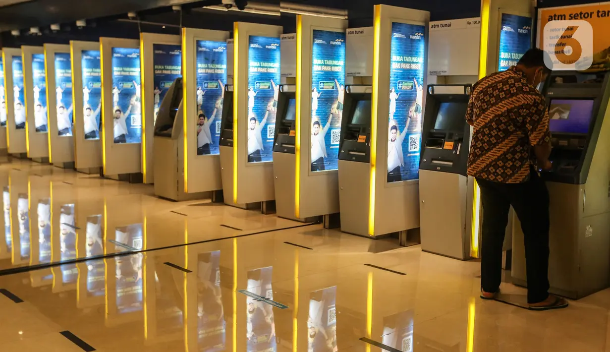 Aktivitas nasabah menggunakan anjungan tunai mandiri (ATM), Jakarta, Senin (25/1/2020). Kinerja kredit perbankan pada 2021 diperkirakan tumbuh positif sebesar 7,3 persen secara tahunan (year-on-year/yoy). (Liputan6.com/Johan Tallo)