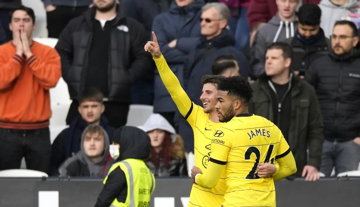 Gelandang Chelsea, Mason Mount (kiri) berselebrasi usai mencetak gol ke gawang West Ham United pada pertandingan lanjutan Liga Inggris di stadion London di London Timur (4/12/2021). Kekalahan ini membuat Chelsea berada diperingkat ketiga klasemen dengan 33 poin. (AP Photo/Alastair Grant)