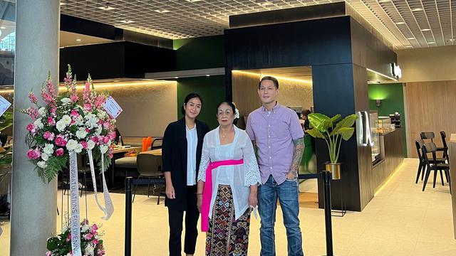 Ibu Rey (tengah), bersama Chef Renatta dan Chef Juna