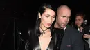 Akhir tahun lalu Bella Hadid mengalami patah hati lantaran berpisah dengan sang kekasih, The Weeknd. Namun saat ini Bella nampaknya sudah berhasil move on, ia terlihat sedang berpose mesra dengan seorang fotografer. (doc.dailymail.com)
