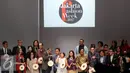 Wagub DKI Jakarta, Djarot Saiful Hidayat berfoto bersama pada pembukaan Jakarta Fashion Week 2017 di Senayan City, Jakarta, Sabtu (22/10). Acara peragaan fashion tahunan berlangsung pada 22-28 Oktober 2016. (Liputan6.com/Immanuel Antonius)